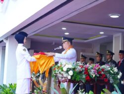 Berjalan Dengan Khidmat, 75 Paskibraka Sukses Pukau Peserta Upacara Pengibaran Bendera di Pendopoan Griya Bumi Serasan Sekate.