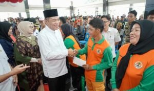 bupati_h_m_toha_bagikan_ribuan_thr_untuk_kaum_dhua