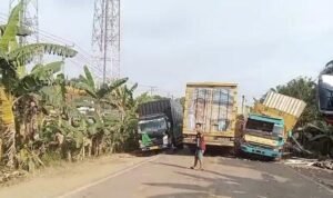Dua-Truk-tabrakan-di-Jalintim-Muba