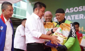 Gubernur-Herman-Deru-Salurkan-Bantuan-Beras-untuk-Pengemudi-Ojol-Jaga-Palembang-Zero-Konflik (1)