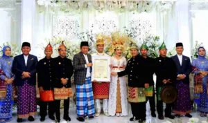 Pernikahan-Putri-Gubernur-Sumsel-Ratu-Tenny-Sarat-Adat-dan-Bertabur-Tokoh-Nasional